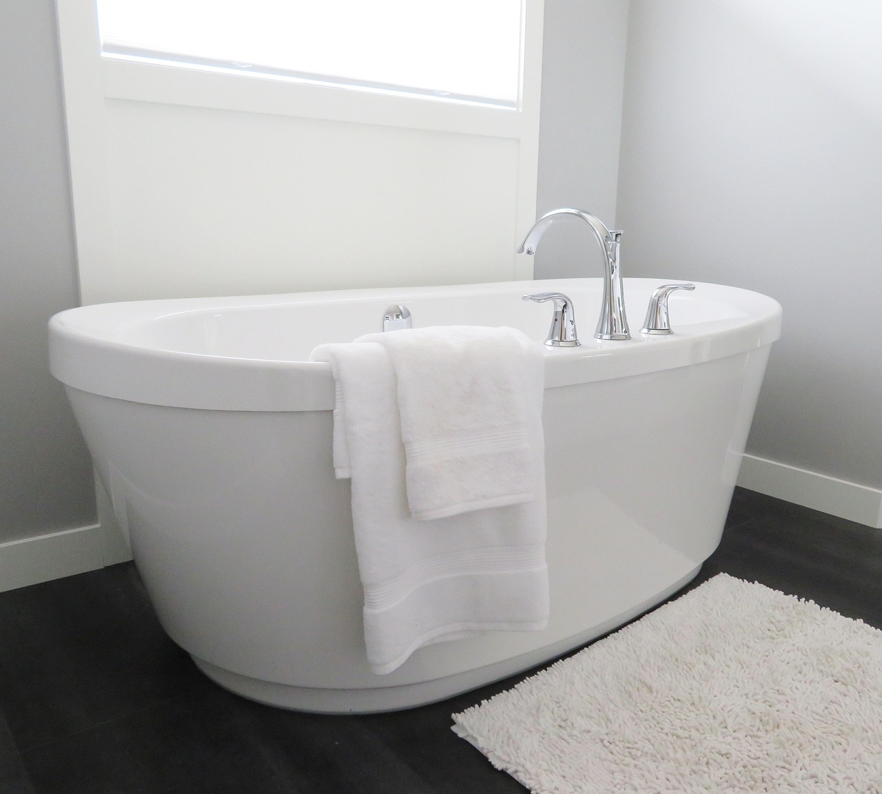 DIY spa-badkamer met kaarsen en groene planten DIY spa-badkamer met kaarsen en groene planten