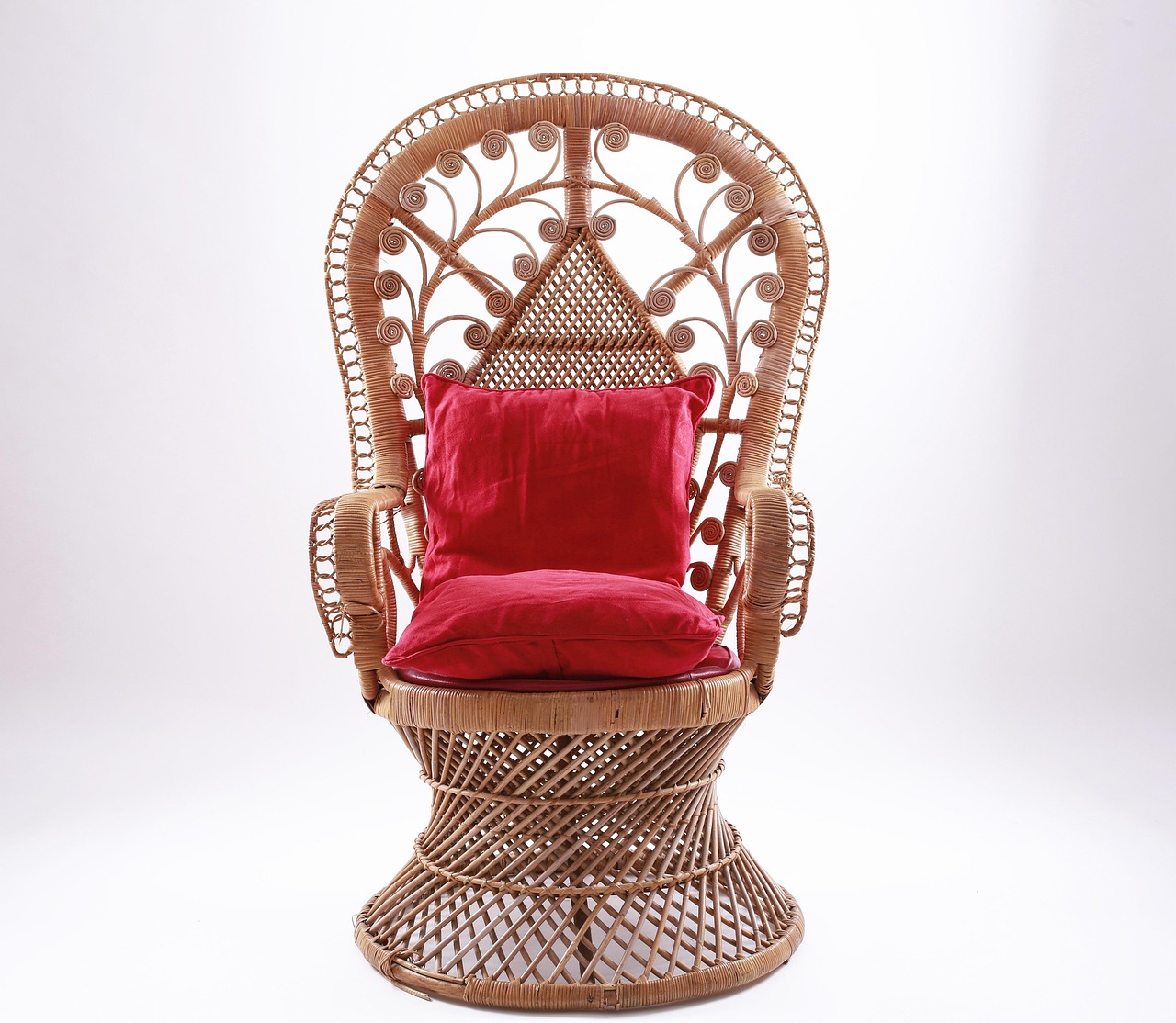 Gezellige rotanfauteuil met kussens in een tuin. Gezellige rotanfauteuil met kussens in een tuin.