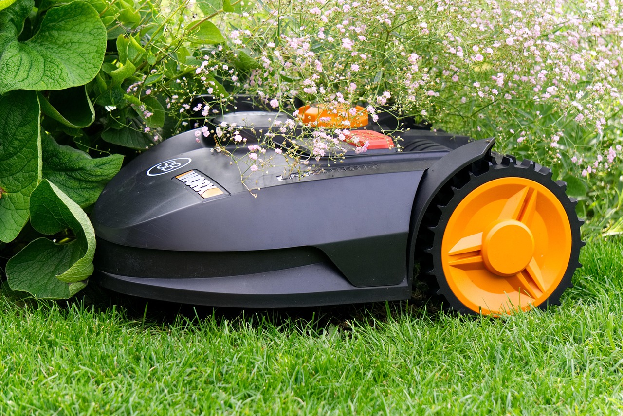 Robotmaaier verzorgt gazon met precisie en gemak. Robotmaaier verzorgt gazon met precisie en gemak.
