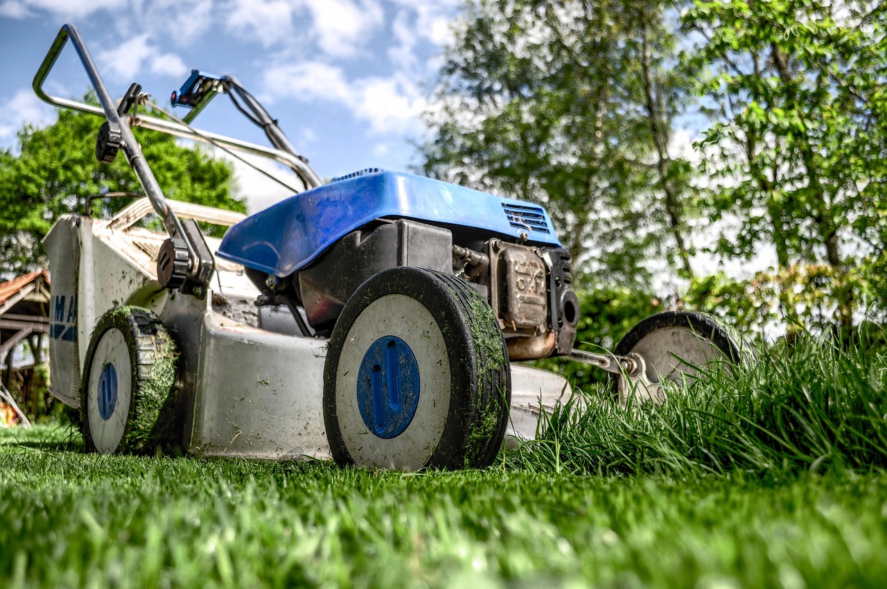 Automatisch sproeisysteem besproeit groene tuin. Automatisch sproeisysteem besproeit groene tuin.