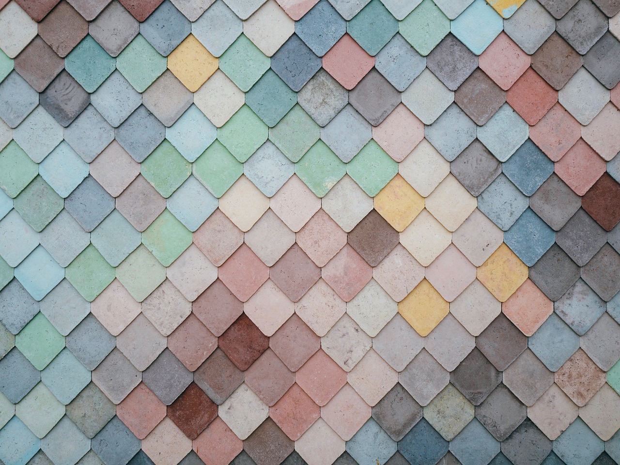 Heldere mozaïektegels in moderne woonkamerinterieur.