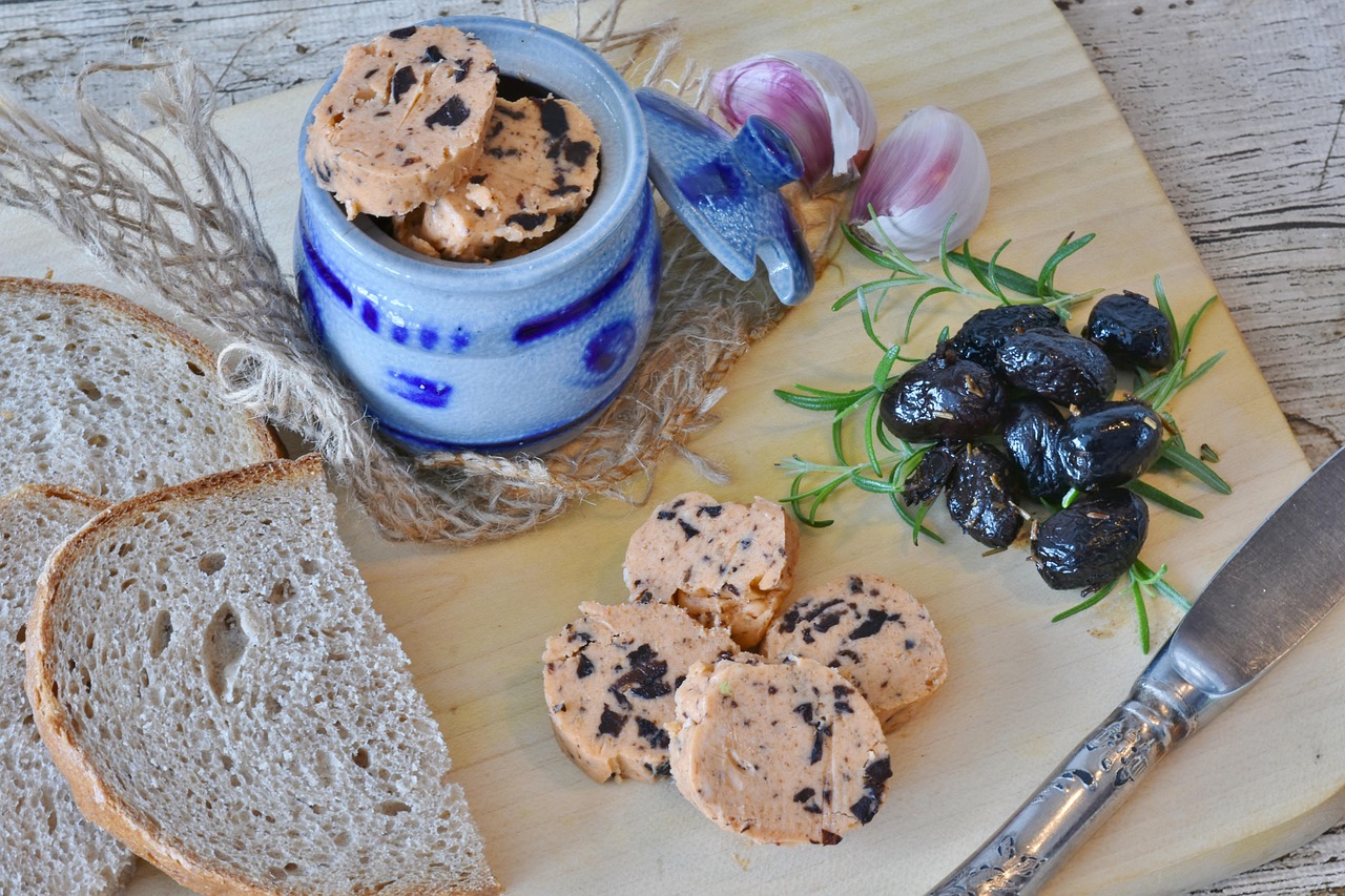 Rijke, romige kruidenboter met dille op rustiek brood. Rijke, romige kruidenboter met dille op rustiek brood.