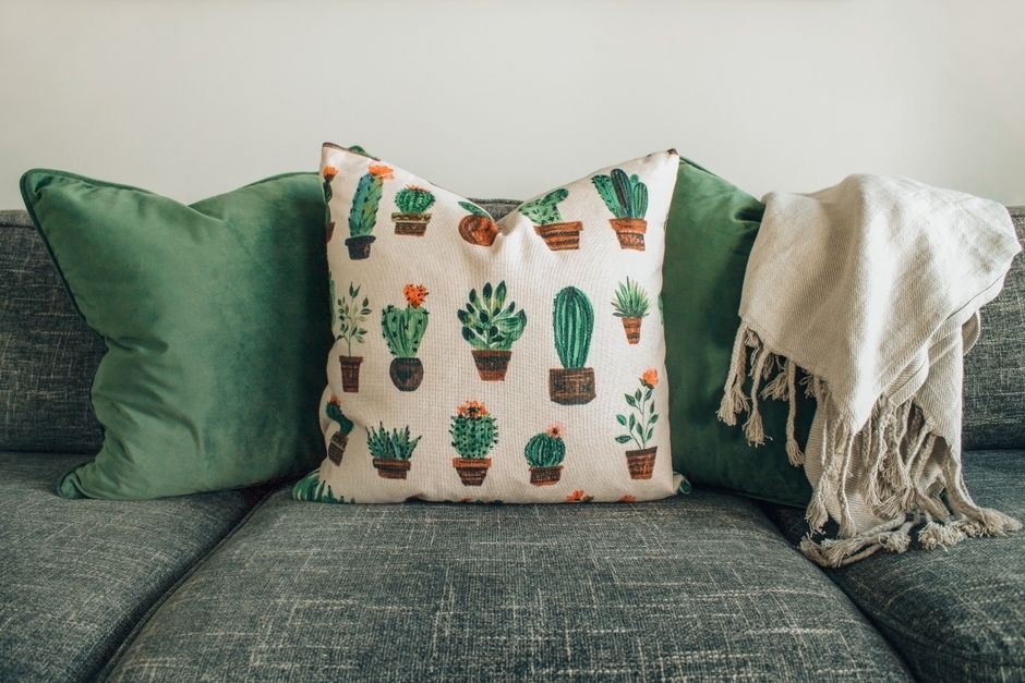 Lichte bank met groene sierkussensdecor. Lichte bank met groene sierkussensdecor.