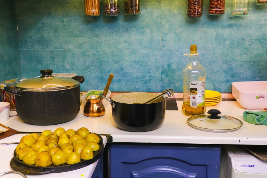 Verse geschilde aardappels in pastasalade