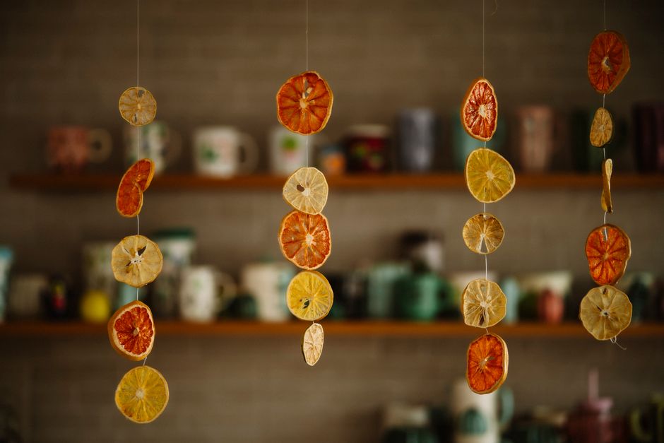 Levendig oranje servies tussen citrus accenten. Levendig oranje servies tussen citrus accenten.