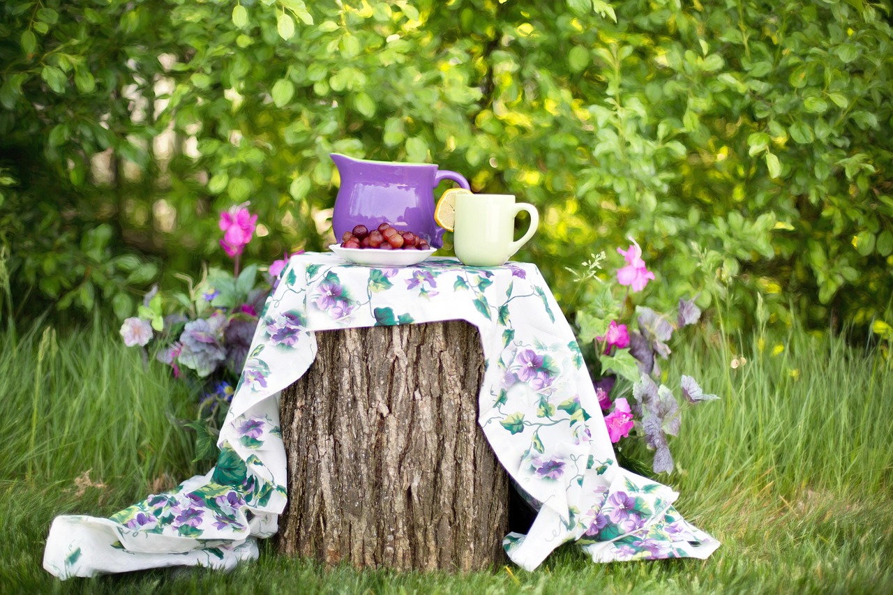 Traditionele theeset in serene tuin. Traditionele theeset in serene tuin.