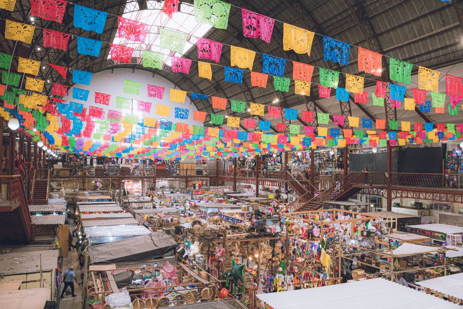 Buitenruimte met Mexicaanse decoratieve invloeden en lichtjes Buitenruimte met Mexicaanse decoratieve invloeden en lichtjes