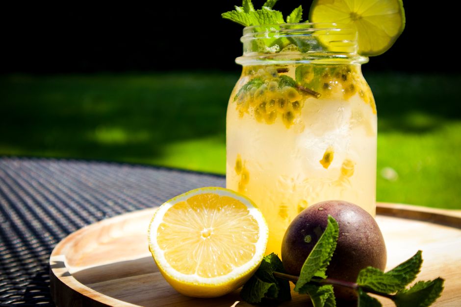 Fruitige drankjes naast vrolijke zomerdecors op tafel. Fruitige drankjes naast vrolijke zomerdecors op tafel.