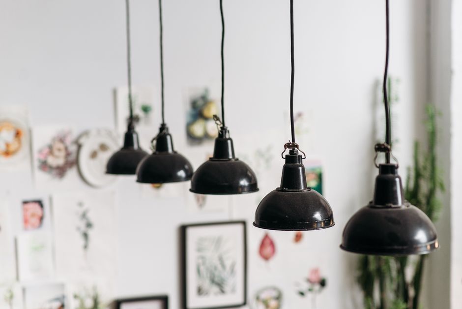 Herfstige ruimte verlicht met plantmotieflamp. Herfstige ruimte verlicht met plantmotieflamp.